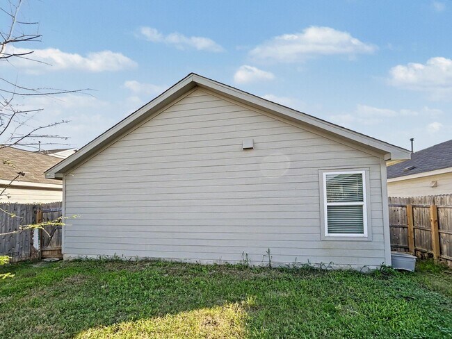Building Photo - Comfortable 3-Bedroom/2-Bath in Growing Far Northwest
