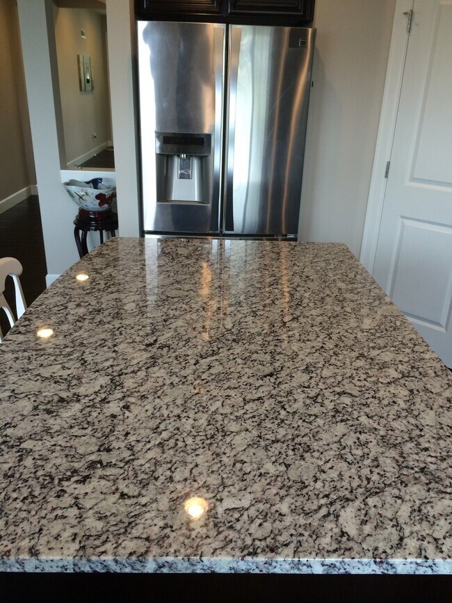 Building Photo - Absolutely Beautiful 5 Bedroom Home!! A Must See!!