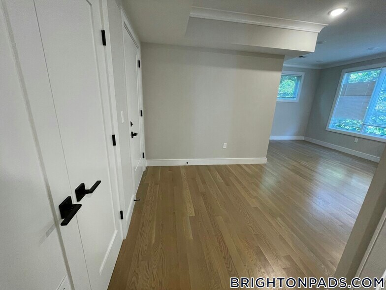 Building Photo - 104-106-106 Warren St