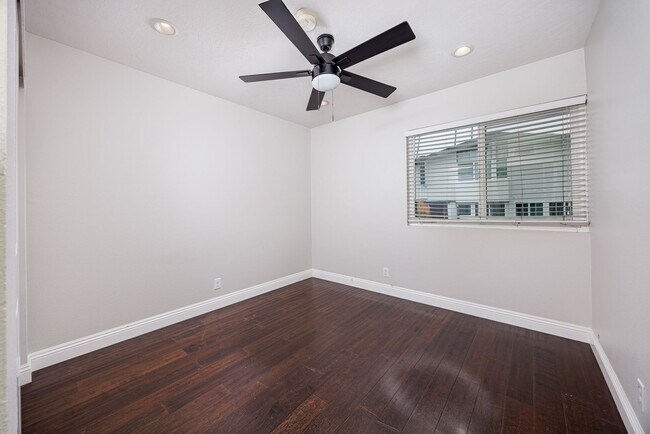 Building Photo - Upgraded Newport Beach Townhouse in Park Lido!