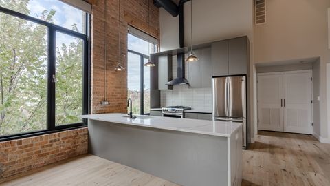 Building Photo - 729 N Sangamon St