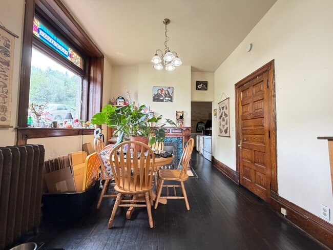 Building Photo - Large 3 Bedroom Open August