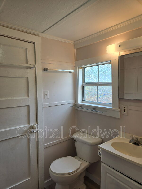 Building Photo - 8415 N Seminole Ave