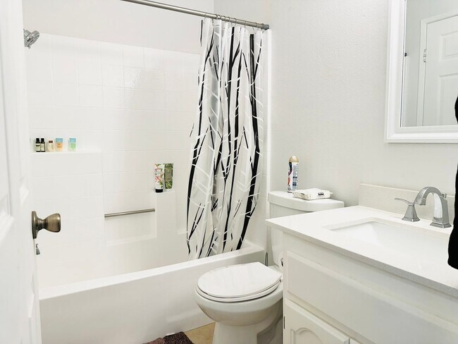 Building Photo - Updated Townhome Close to LLUMC & VA Hospital