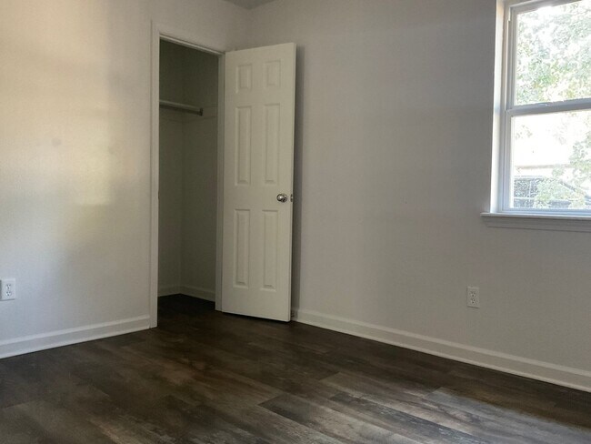Building Photo - $1,200.00 Move-in-Special