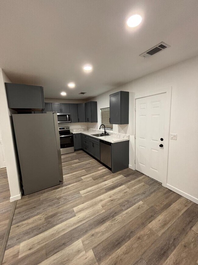 Building Photo - 309 N Allis St