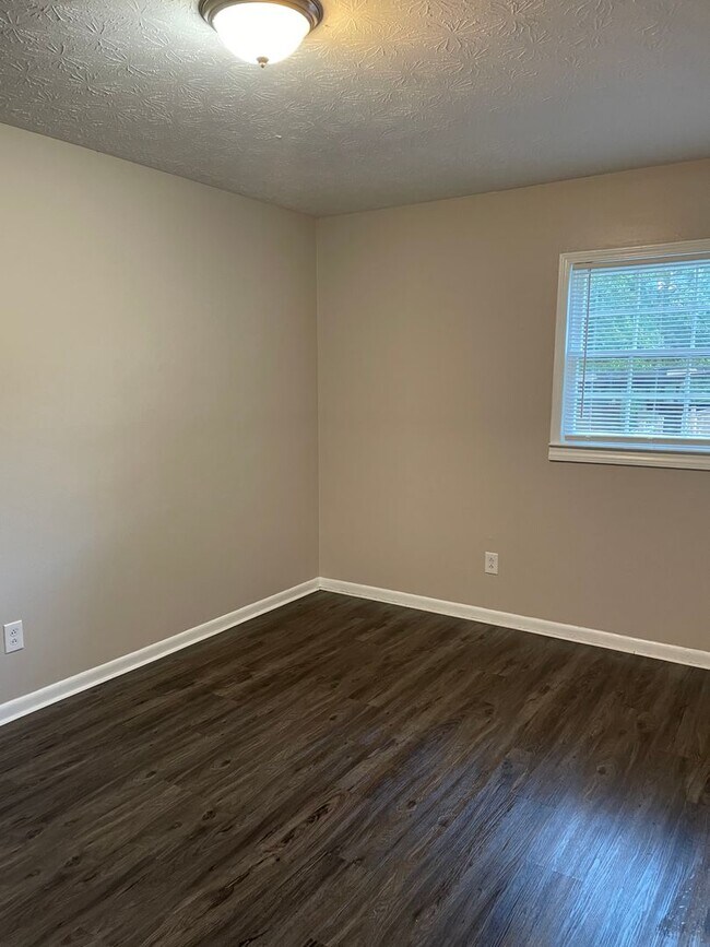 Building Photo - 8927 Cornell Dr