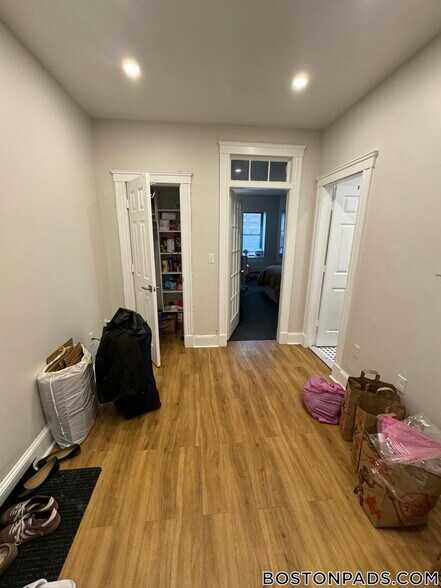 Building Photo - 829 Beacon St