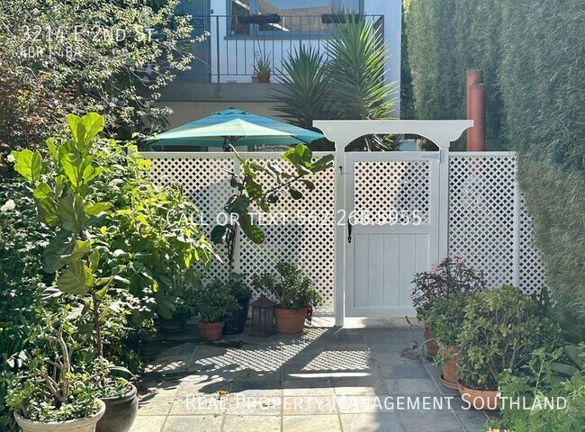 Building Photo - 4 BEDROOM 3 1/2 BATH ESTATE SITUATED IN PR...