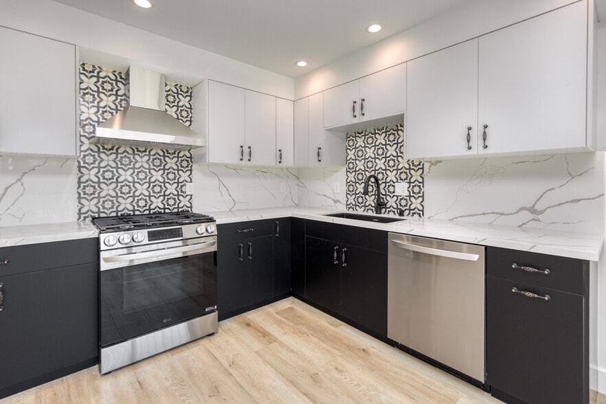 Building Photo - 854 S Sycamore Ave