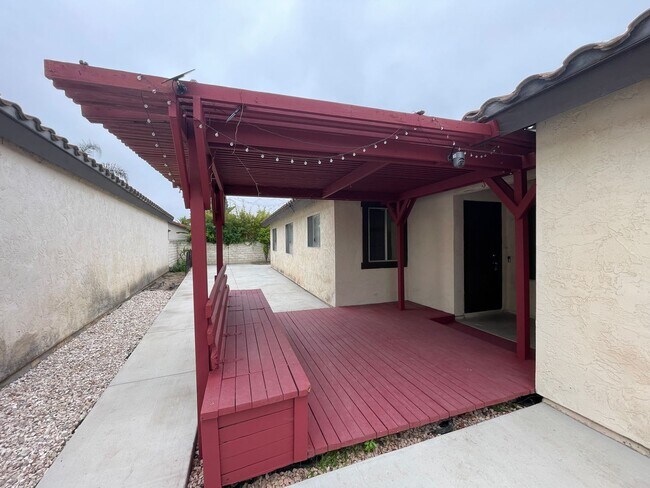 Building Photo - Light and Bright 3 Bedroom 2 Bath Oceanside Home!