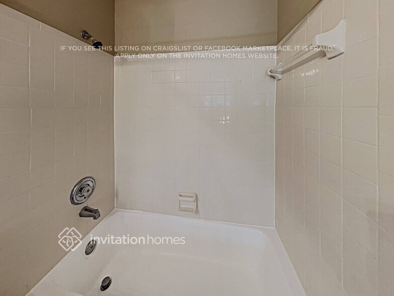 Building Photo - 3242 Centerwood Dr