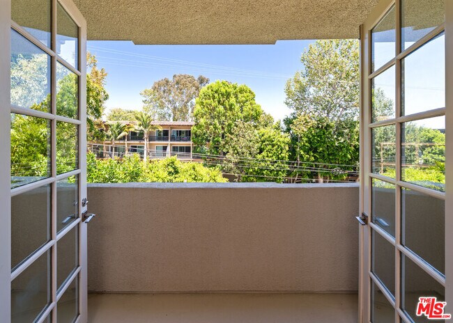 Building Photo - 575 S Barrington Ave