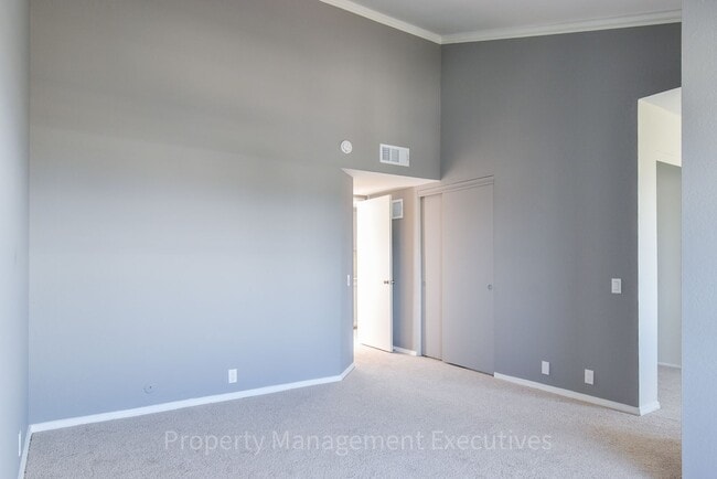 Building Photo - Renovated 2 Bedroom, 2.5 Bath Townhome