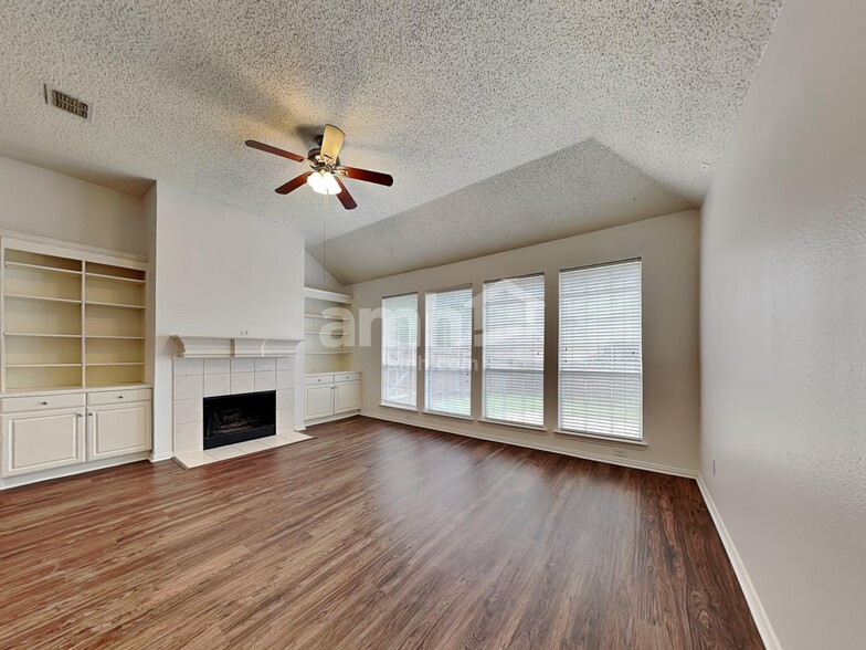 Building Photo - 4504 Highlands Dr