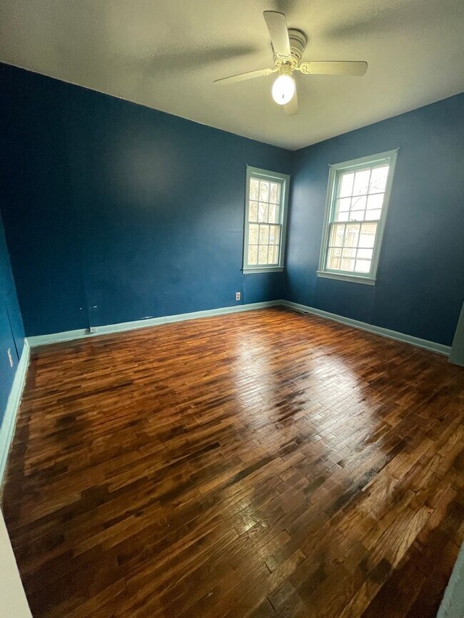 Building Photo - Darling 2 Bedroom in Nice Quiet Area