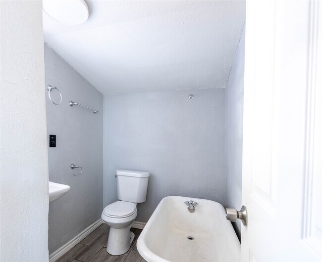 Building Photo - 1508 J H Clouser St