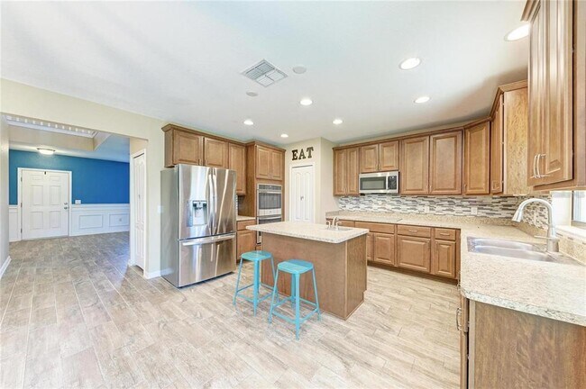 Building Photo - 2084 La Palma Ave
