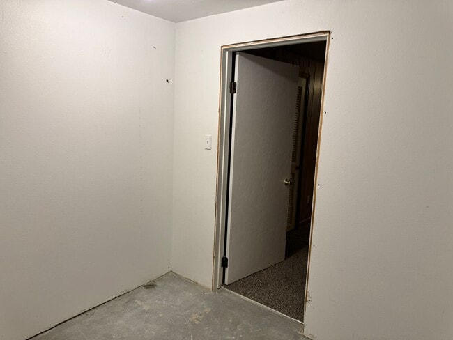 Building Photo - 5 Bedroom ,3 bathroom Single Family Unit