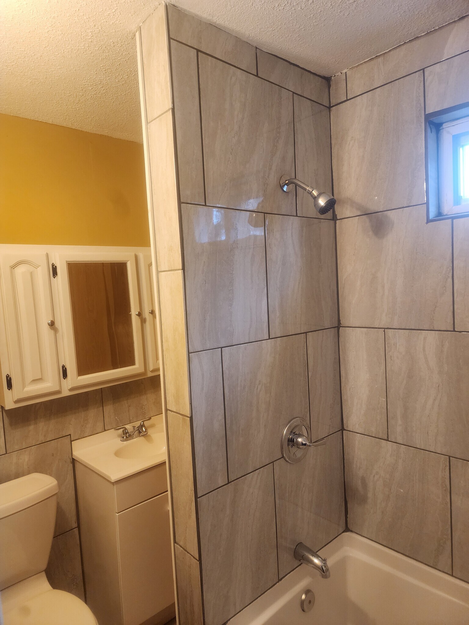 Building Photo - 40 Maple St