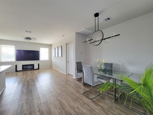 Building Photo - 21043 Iris Holly St