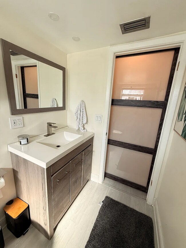 Building Photo - Move in Ready! Sunshine & Comfort in the Heart of St. Pete - 2bed|2bath