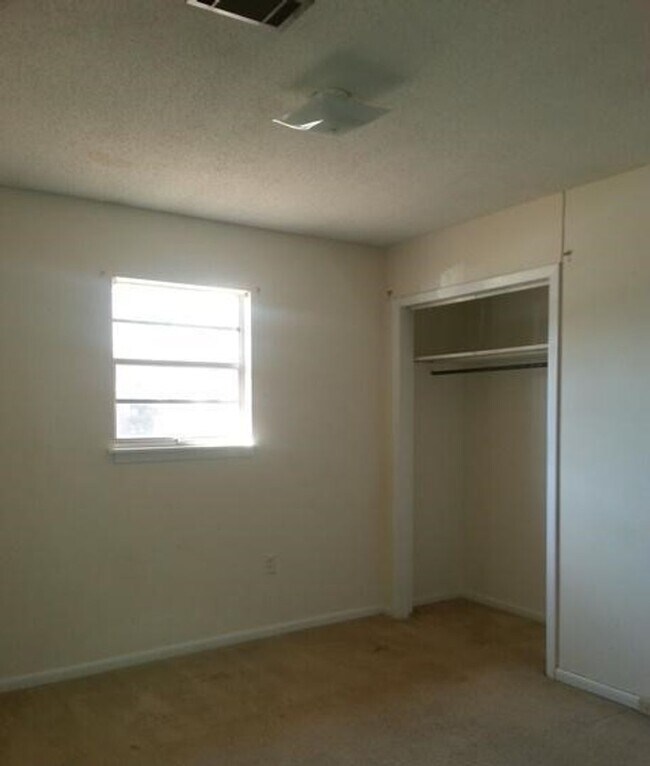 Building Photo - 110 Briarwood Dr