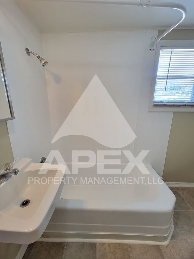 Building Photo - Cute 2 Bd - 1 Ba Single Family Home w/Gara...