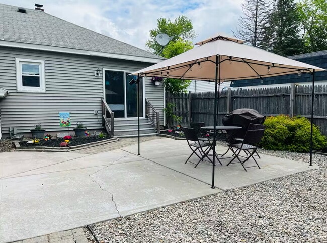 Building Photo - Coastal Charm Meets Comfort — Fully Furnished 2-Bedroom Retreat in Biddeford