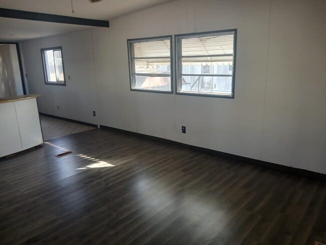 Building Photo - 11 Camelot Dr