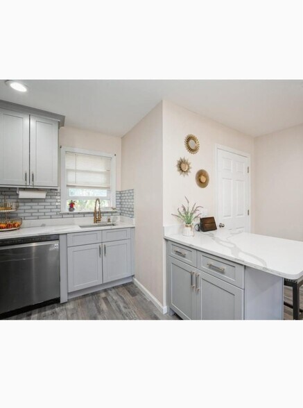 Building Photo - 298 Nedellec Dr