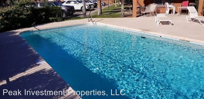 Building Photo - 1641 E Grovers Ave