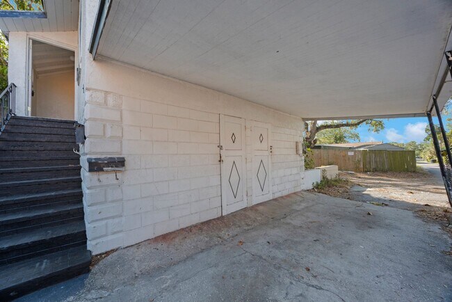 Building Photo - 2242 23rd Ave S