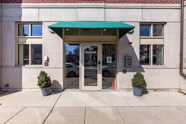 Building Photo - 116-128-128 Rantoul St