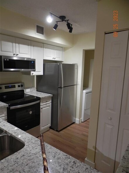 Building Photo - 577 SW 111th Ln