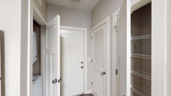 Building Photo - Cozy Studio Apartment in Vibrant Wedgewood...
