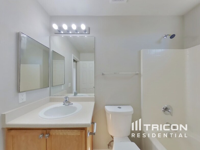 Building Photo - 3613 E Carisbrook Dr