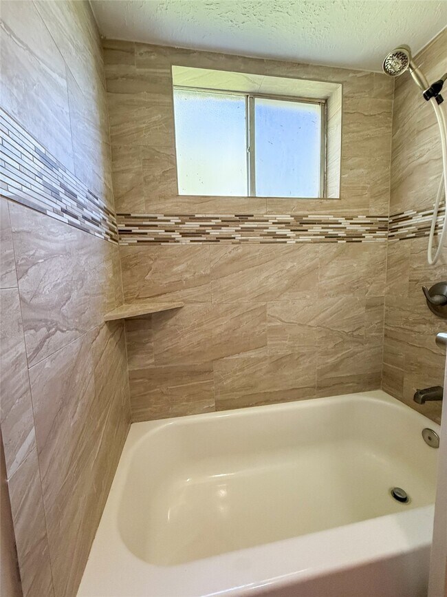 Building Photo - 2906 Quail Valley E Dr