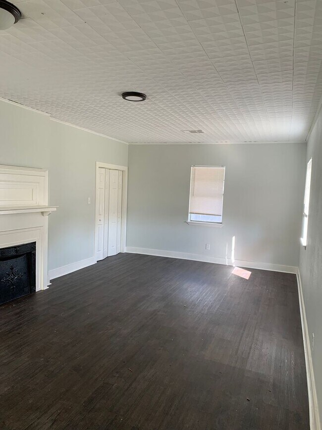 Building Photo - 1107 Avenue A
