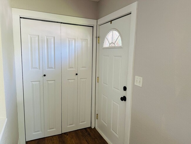 Building Photo - 4+ bedroom, 2 bath with Hot Tub, Fenced Yard and Garage