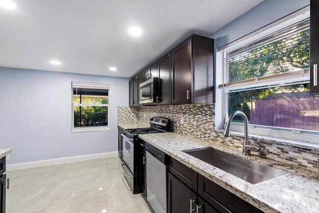Building Photo - 5073 SW 28th Ave