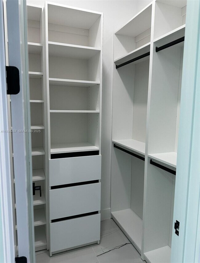 Building Photo - 616 Maple Ave N