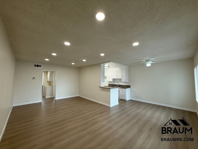 Primary Photo - 6041 Whitsett Ave