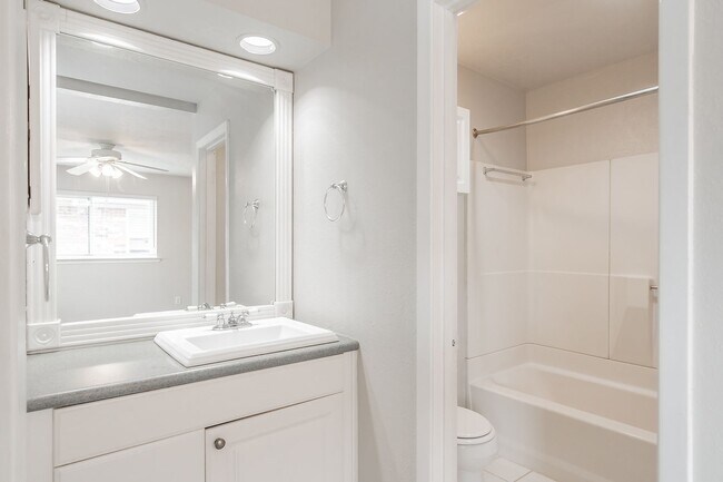 Building Photo - 1300 Potomac Dr