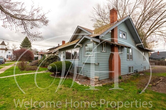 Building Photo - Sprawling 4 bed/2bath Craftsman Home