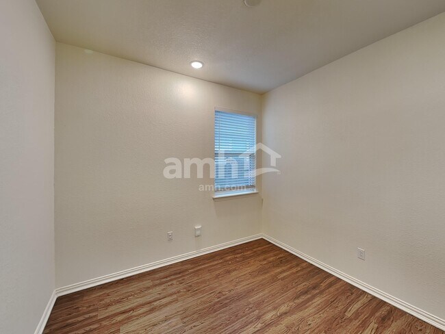 Building Photo - 457 Pebble Bend