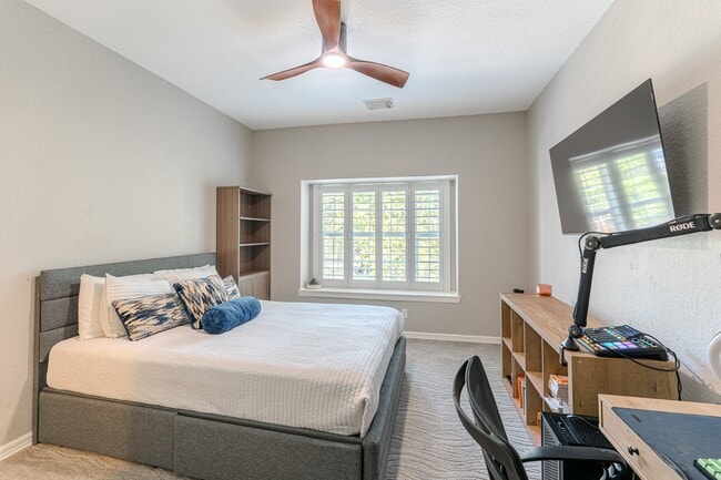 Building Photo - 2 Graylin Woods Pl