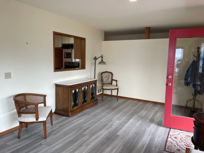 Building Photo - Windmill Heights Home With Community Beach...