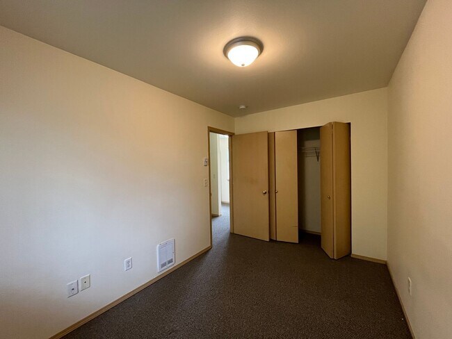 Building Photo - Townhouse Style Two Bedroom Apartment in Bellingham