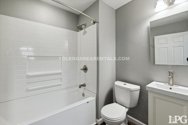 Building Photo - 365 Burger St